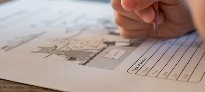 Acompañando a mi hijo/a en las tareas escolares, especialmente durante el tiempo de aislamiento social.